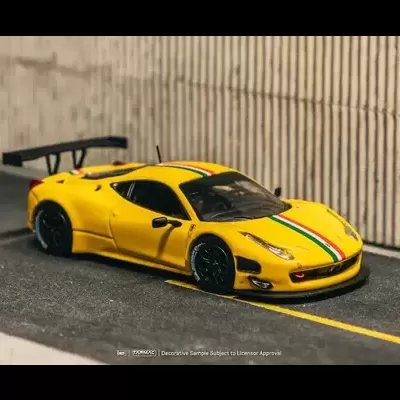 Modelo de carro desportivo amarelo com faixa tricolor e asa traseira preta