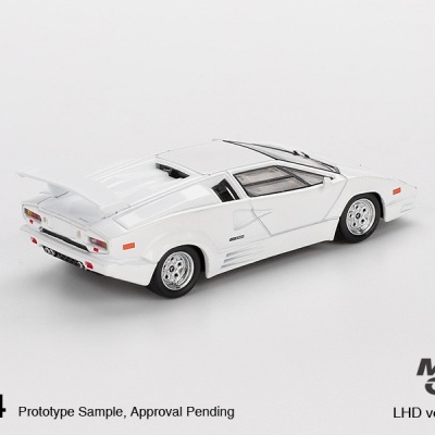 Miniatura de carro desportivo branco com spoiler e rodas cromadas