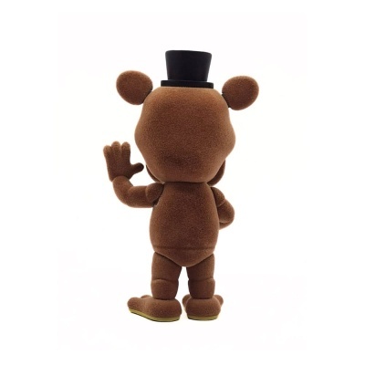 Figura de peluche castanha de urso com chapéu preto visto de costas