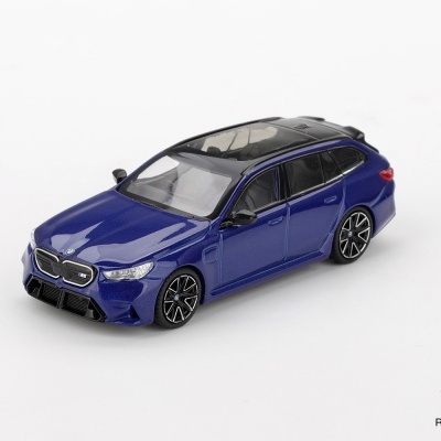 Miniatura azul e preta do carro BMW M5 Touring com detalhes em jantes e faróis, fundo branco