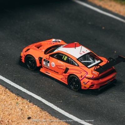 Carro de corrida radiocontrolado laranja número 18 na pista de miniatura.