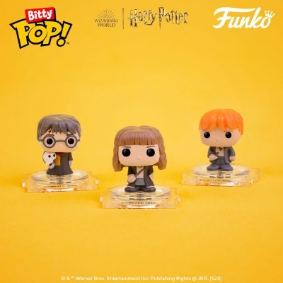 Três figuras Funko Pop! Bitty da série Harry Potter em fundo amarelo