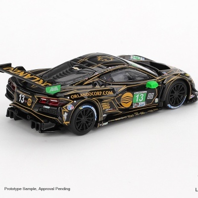 Miniatura de carro de corrida preto com detalhes dourados e verdes