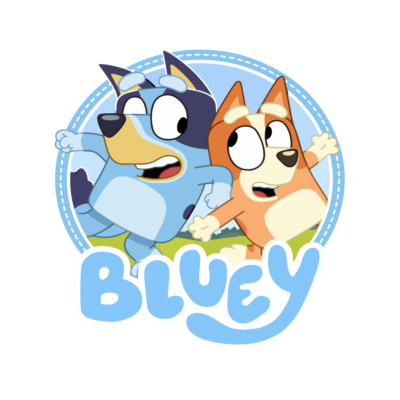 Desenho animado de dois cães coloridos com a palavra BLUEY em letras azuis