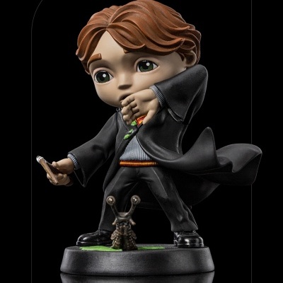 Figura decorativa de personagem masculino com capa preta e varinha