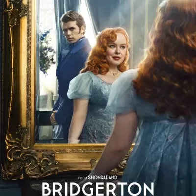 Cartaz da série Bridgerton com mulher ruiva de vestido azul e homem atrás refletido no espelho