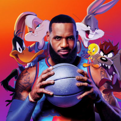 Homem com bola de basquetebol prateada cerca de personagens animados coloridos ao fundo