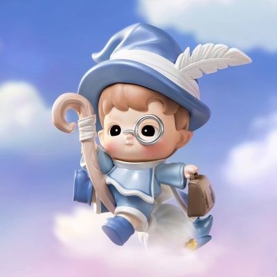 Boneco decorativo com chapéu azul e pena branca, monóculo, segurando cajado e mala nas nuvens