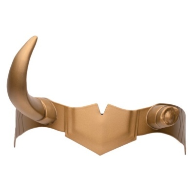 Máscara dourada com dois chifres, um maior e outro menor, com design angular