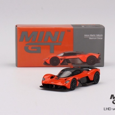 Miniatura do Aston Martin Valkyrie laranja com caixa de embalagem ao fundo