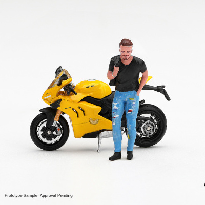 Miniatura motocicleta Ducati amarela com figura masculina em fundo branco