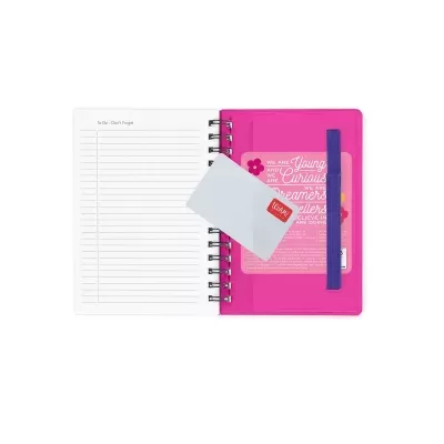 Caderno aberto espiralado com capa rosa interior e elástico azul, páginas para tarefas e cartão branco com etiqueta LEGAMI