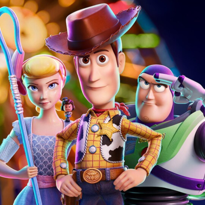 Personagens animados de Toy Story com cowboy, figura feminina, astronauta e personagem pequena no ombro