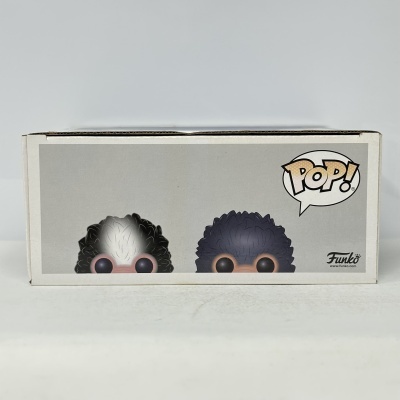 Caixa Funko Pop com imagens parciais de duas figuras e texto POP!