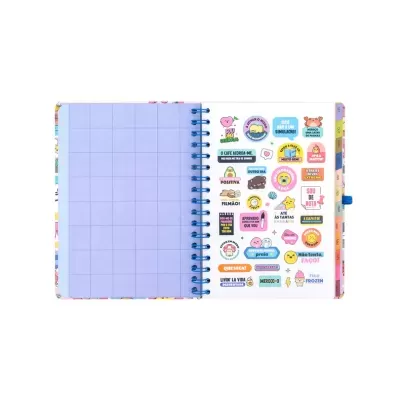 Caderno espiral aberto com calendário azul e adesivos coloridos com frases em português