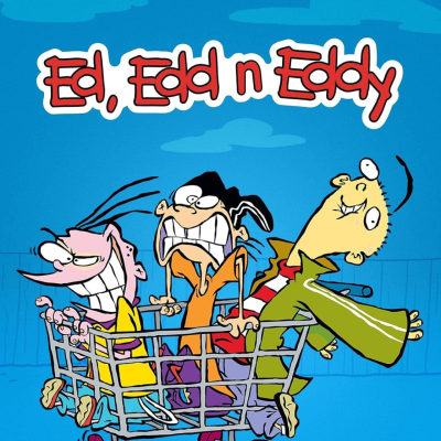 Três personagens animados dentro e em cima de carrinho de supermercado com texto Ed, Edd n Eddy ao fundo azul