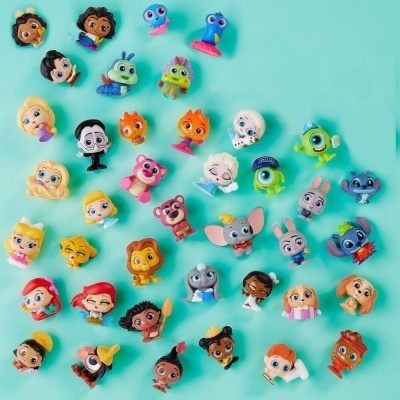 Miniaturas coloridas de personagens diversos em fundo azul claro