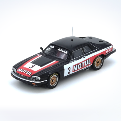 Miniatura de carro de corrida preto e vermelho com texto MOTUL e número 3