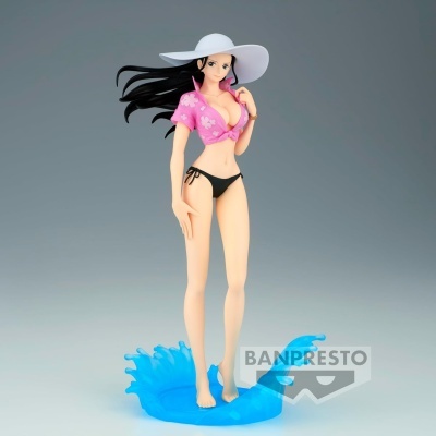 Figura decorativa de mulher em roupa de praia com chapéu branco e base azul simulando água