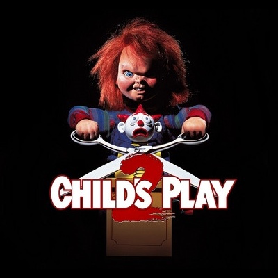 Boneca assustadora ruiva com volante de palhaço e texto CHILDS PLAY 2