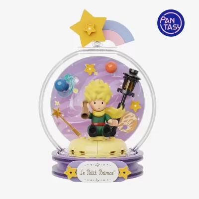 Figura do Pequeno Príncipe em globo transparente com decoração espacial sobre base roxa e branca