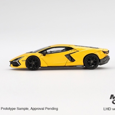 Miniatura de carro desportivo amarelo com detalhes em preto em fundo branco