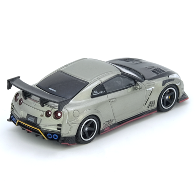 Miniatura de carro cinza e preto com spoiler e detalhes coloridos