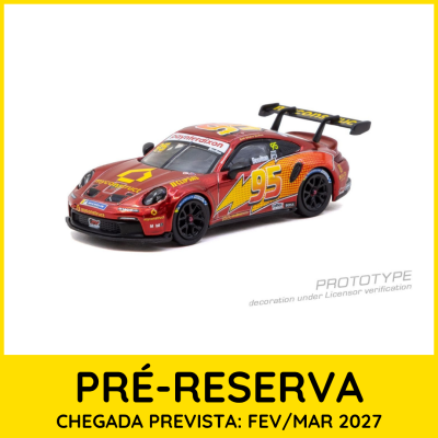 Miniatura de carro de corrida vermelho com número 95 e asa traseira preta