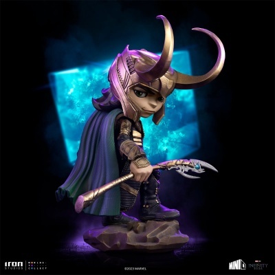 Figura colecionável do personagem Loki da Marvel com capacete dourado e capa roxa