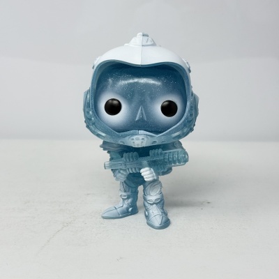 Figura Funko Pop azul translúcido com capacete branco e arma
