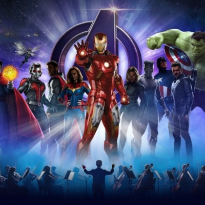 Personagens dos Vingadores com logótipo e orquestra em primeiro plano