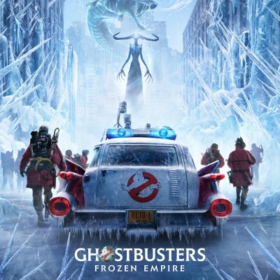 Poster do filme Ghostbusters Frozen Empire com carro ECTO-1 e figuras humanas em ambiente gelado