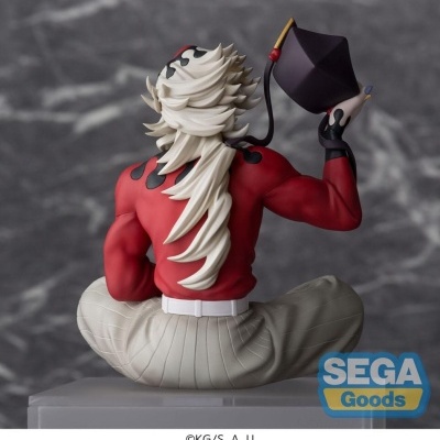 Estátua de figura masculina de costas com camisa vermelha e cabelos brancos