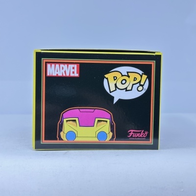Caixa de figura colecionável Funko Pop! da Marvel com capacete colorido em preto