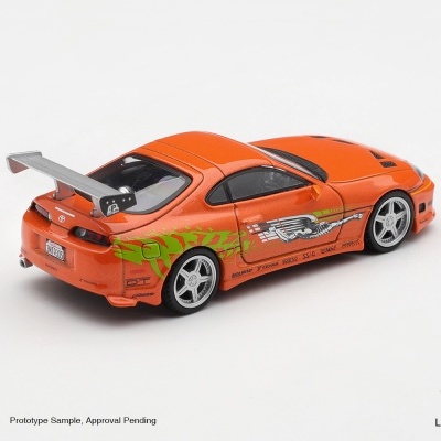 Miniatura de carro Toyota Supra laranja com asas e decalques em fundo branco