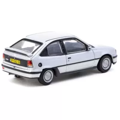 Miniatura de carro prata com matrícula OP-KAD-88 em fundo branco