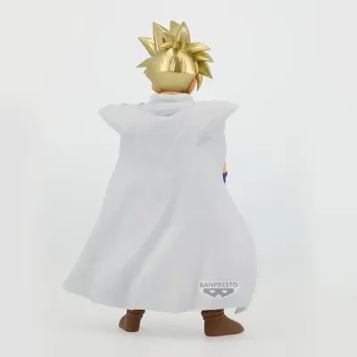 Figura de ação com cabelo dourado, capa branca e botas castanhas vista de costas