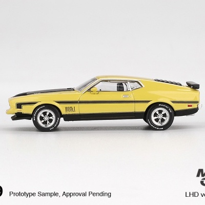 Miniatura carro Ford Mustang Mach 1 amarelo com detalhes pretos e rodas cromadas