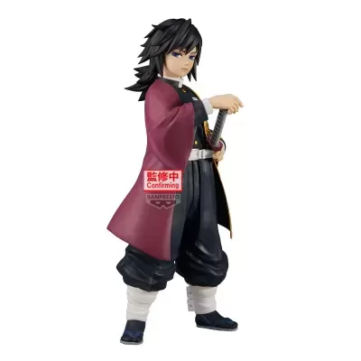 Figura de ação com roupa preta e rosa segurando katana