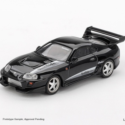 Miniatura de carro desportivo preto com asa traseira e texto VeilSide COMBAT