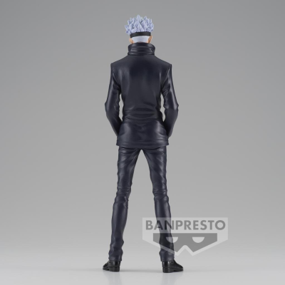 Figura colecionável Banpresto de personagem com casaco e calças pretas vista de costas.