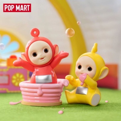 Figuras Pop Mart de bonecos coloridos rosa e amarelo em configuração lúdica