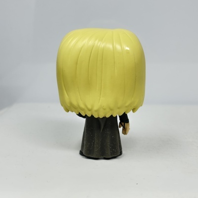 Figura colecionável Funko Pop com cabelo amarelo e vestido cinza escuro vista de costas