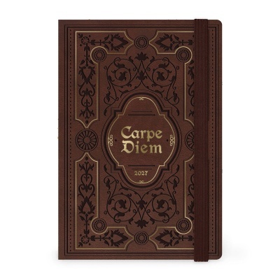 Agenda castanha com padrão ornamental e texto Carpe Diem 2027