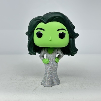 Figura Funko Pop de personagem feminina com pele verde e vestido prateado brilhante