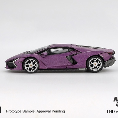 Miniatura de carro desportivo roxo sobre fundo branco