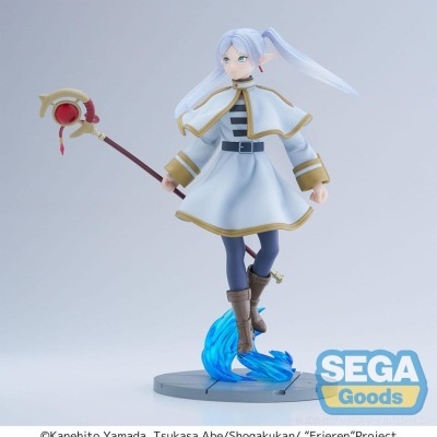 Figura detalhada de personagem feminina com capa branca e cajado em base azul