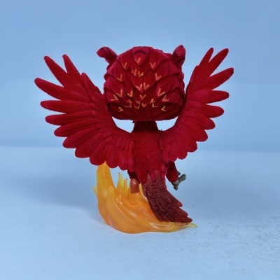 Figura de pássaro vermelho com asas abertas e base em forma de chama