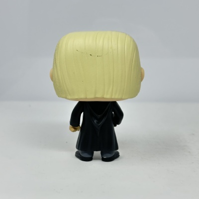 Boneco colecionável Funko Pop de costas com cabelo amarelo e roupa preta