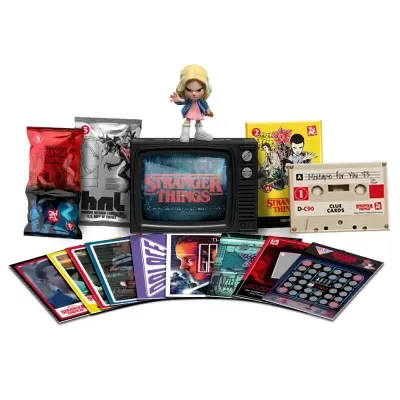 Conjunto de merchandising Stranger Things com figura, TV retrô, cassetes, pacotes e cartas coloridas